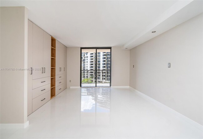 Building Photo - 540 Brickell Key Dr