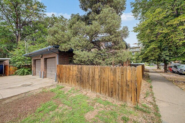 Building Photo - "Charming 2-Bedroom Apartment with Spacious Living – 1025 Sq Ft in Prime Denver Location!"