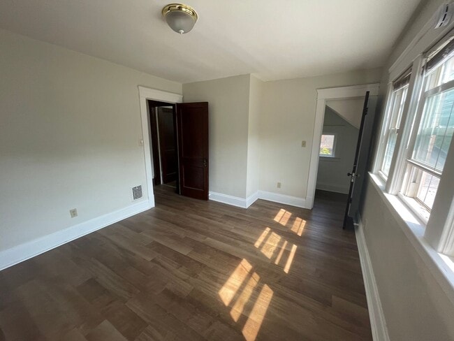 Building Photo - Section 8 Accepted! Spacious Newly Renovat...