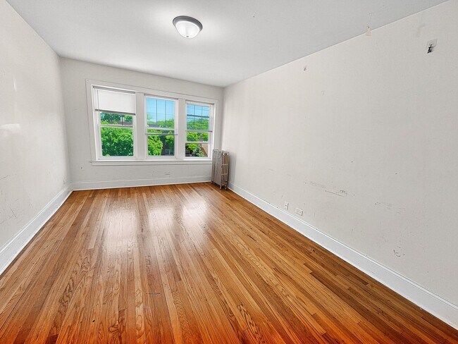 Building Photo - Spacious Renovated Top Floor 2bed/1bath In West Rogers Park