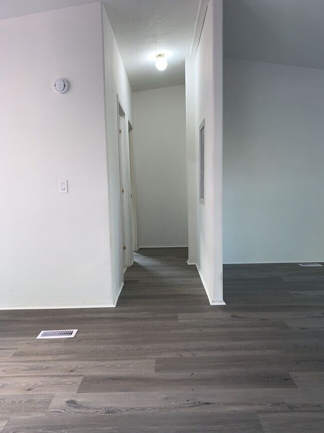 Building Photo - Stunning manufactured home w/detached garage!