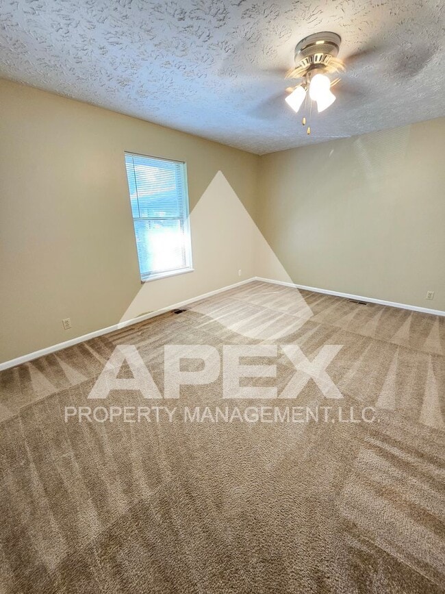 Building Photo - Spacious 2-Bdrm 1.5 Ba Townhouse style Condo in West Knoxville! End Unit!