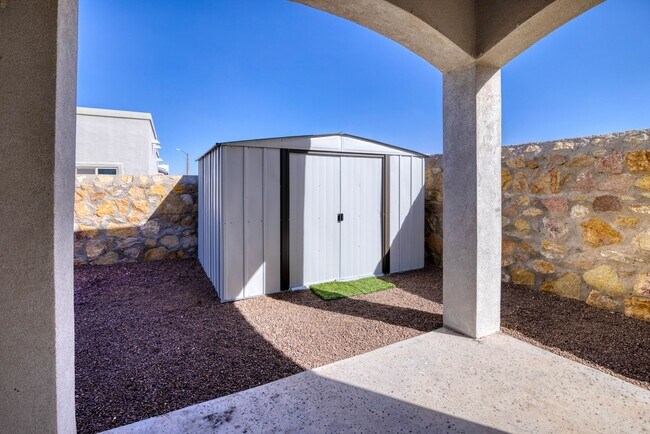 Building Photo - Beautiful East side House