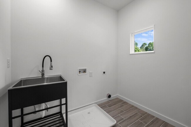 Building Photo - Stunning New Construction Home in the Hear...