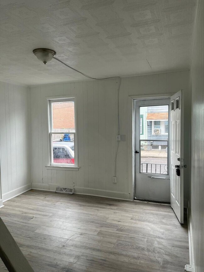 Building Photo - 2 bed 1 bath