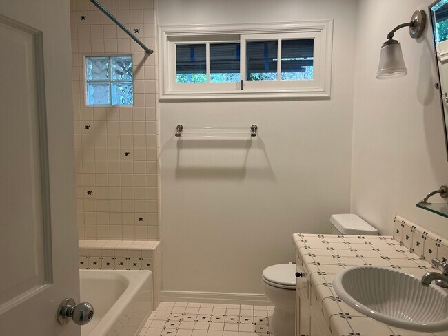 Family Bathroom 2 - 13228 Margate St