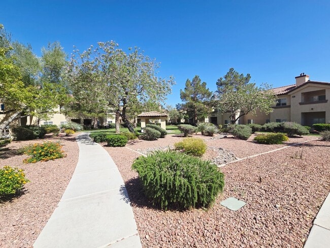 Building Photo - BEAUTIFUL GATED COMMUNITY WITH CLUBHOUSE, COMMUNITY POOL, COMMUNITY SPA, EXERCISE ROOM. FIRST FLO...