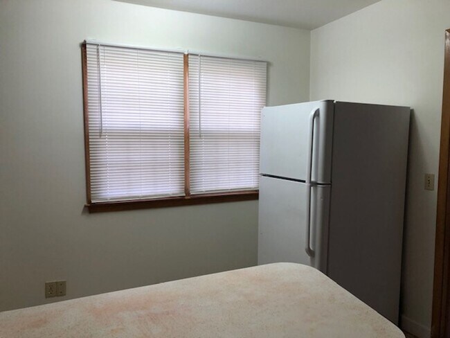 Building Photo - Three-Bedroom, 1-Bath House