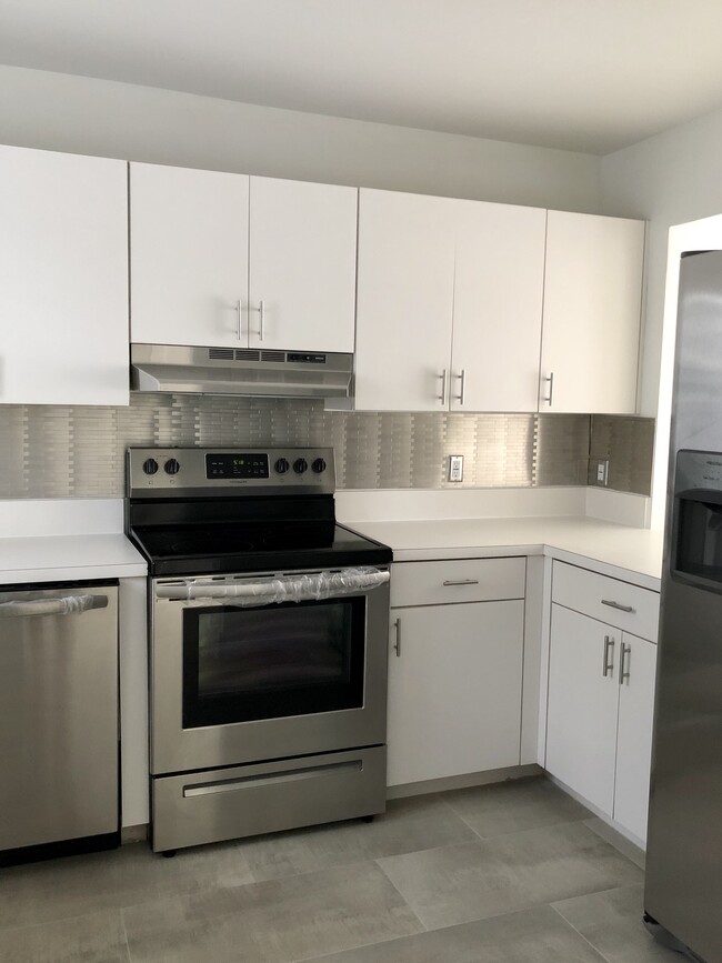 Full-sized kitchen with new appliances - 126 NW S River Dr