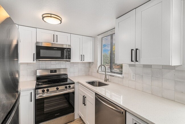 Building Photo - Spacious 1 Bed 1 Bath LOFT in the heart of...