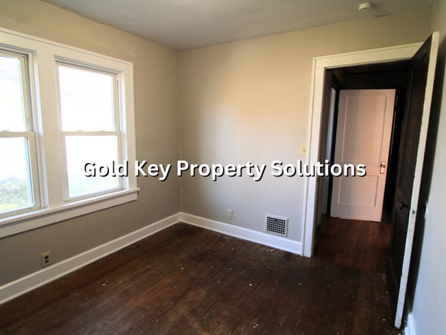 Building Photo - Open Floor Plan 2 BR 1 BA House with Sun Porch NO SECTION 8