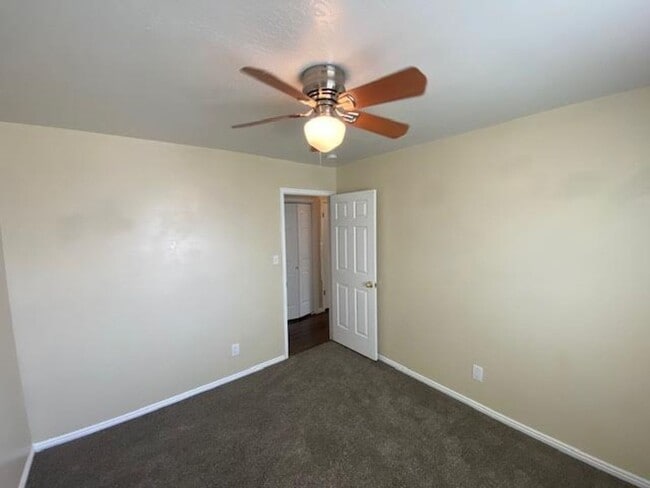 Building Photo - 3 bed, 2 bath Twin Home