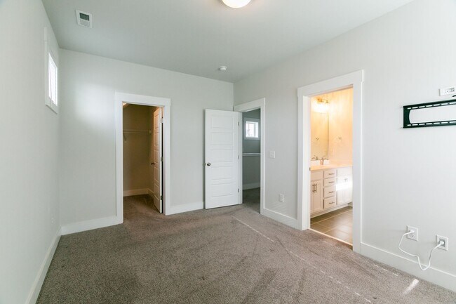 Building Photo - Beautiful 3 Bed/2.5 bath cottage in Chatham Park Available early September