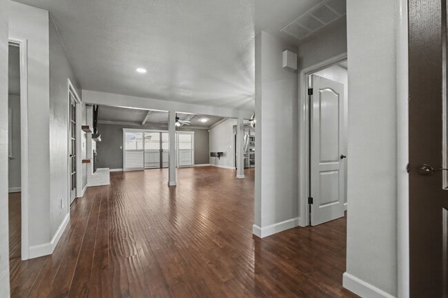 Building Photo - Stylish 2-Bed, 2-Bath Home with Generous Den in The Meadows