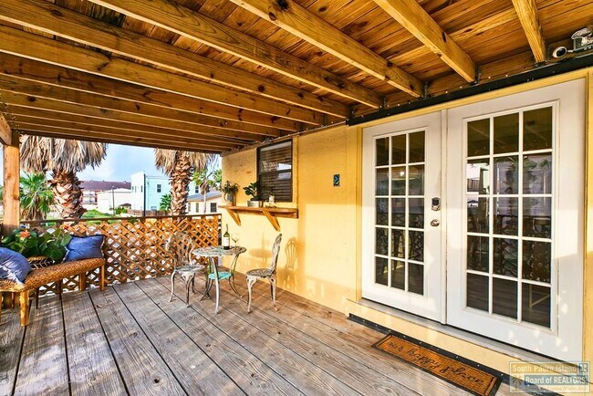 Building Photo - 113 W Sunny Isle Dr