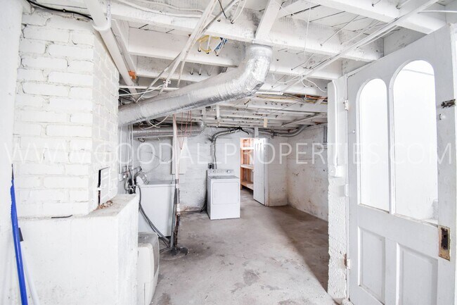 Building Photo - 2-Bedroom Farmhouse