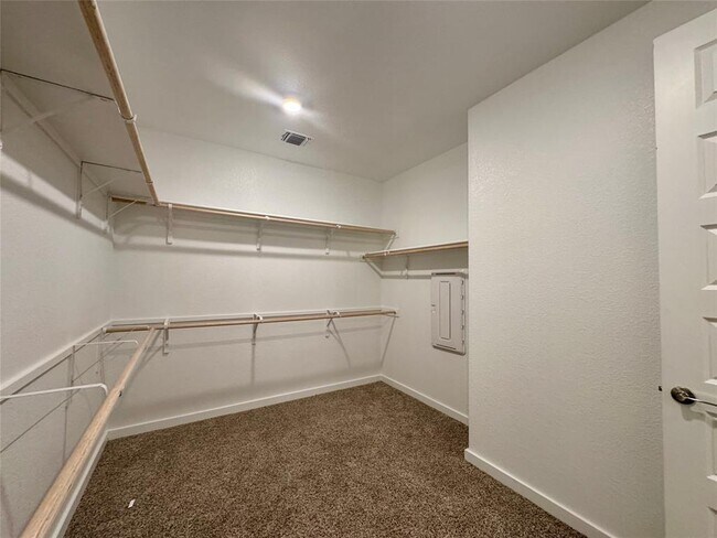 Building Photo - 2320 Magnolia Hl Dr
