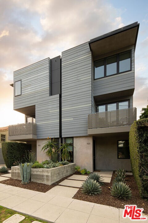Building Photo - 927 Hyperion Ave