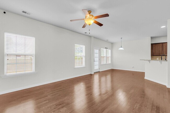 Building Photo - Spacious Summerville Home Near Historic Downtown