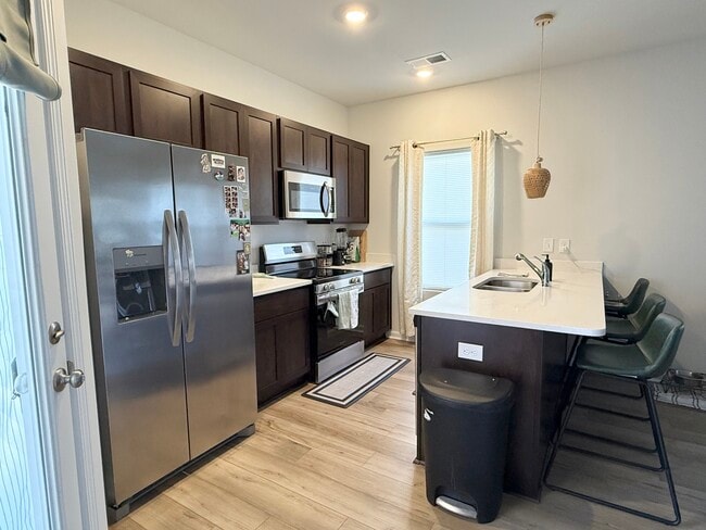 Building Photo - 1444 Donhill Dr