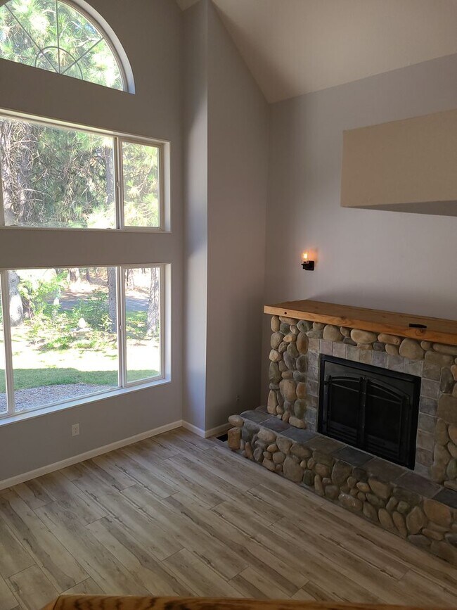 Building Photo - Beautiful Updated 3 bedroom 2.5 bath Hayde...