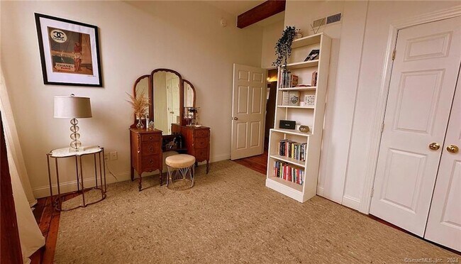 Building Photo - 145 Canal St E