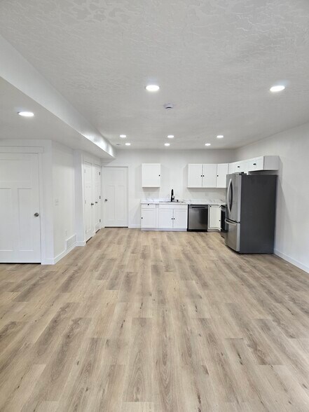 Building Photo - 844 W Fallow Dr