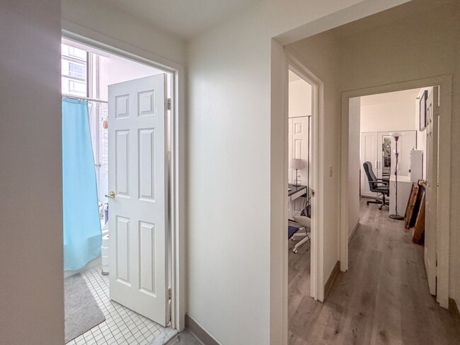 Building Photo - 2 Bed 1 Bath Condo available in Downtown N...