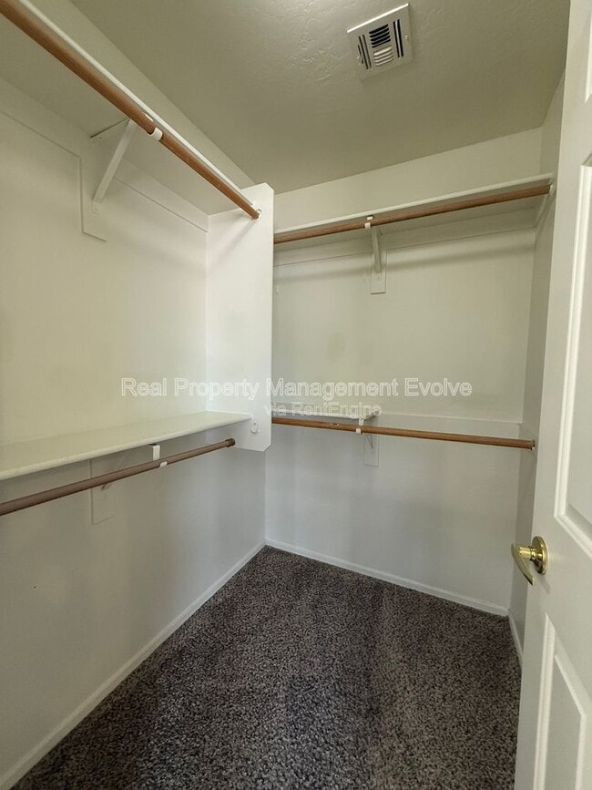 Building Photo - 1225 W Shumway Farm Rd