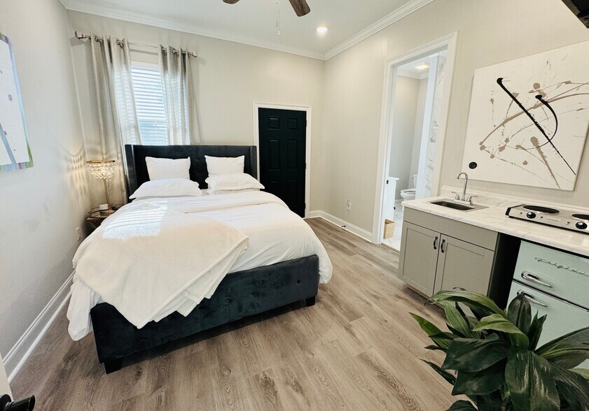 Building Photo - 2323 Leonidas St