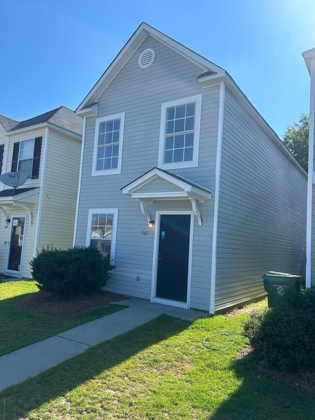 Building Photo - 3-bedroom, 2.5-bathroom two-story home located in the desirable Gatewood Communities!