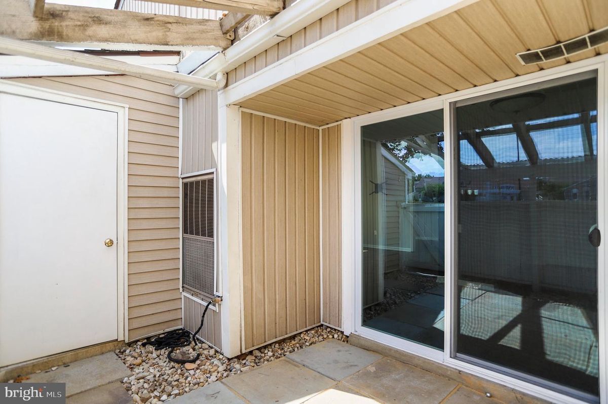 Building Photo - 1523 Kensington Dr