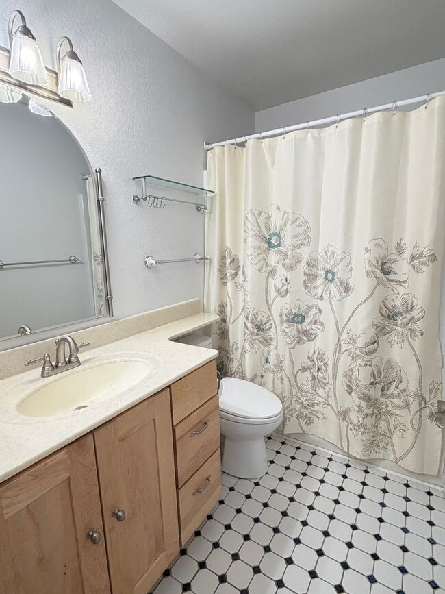 Building Photo - Updated 2BD/2BA Condo – Prime San Mateo Location!