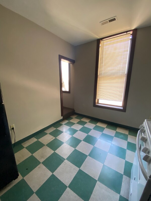 Building Photo - 2454 River Rd