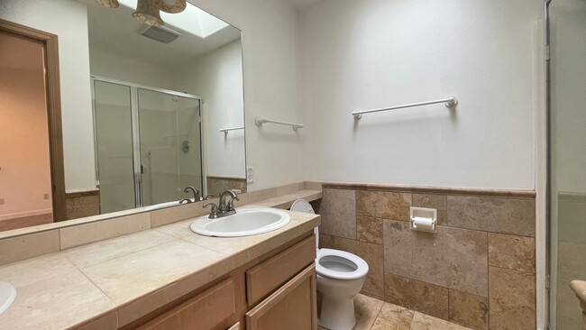 Building Photo - 3 bed 1.5 bath townhome in the prime locat...