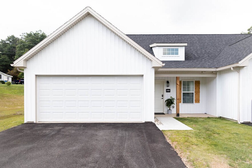 Primary Photo - 2588 Emma Ln