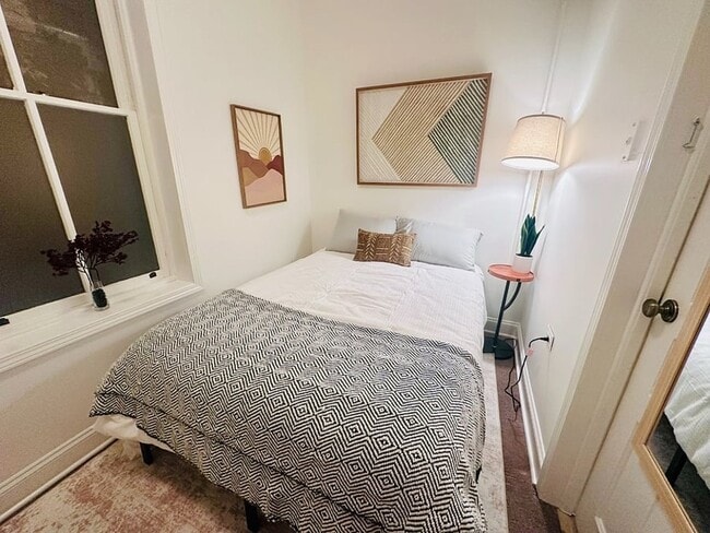 Building Photo - 2014 N Oakley Ave