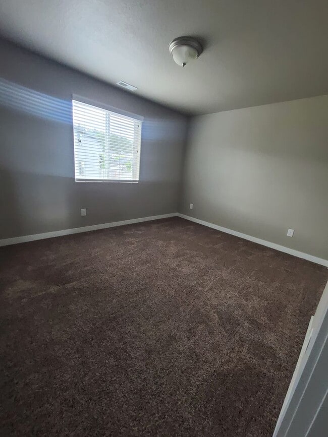Building Photo - NW Albany home Clean and comfortable!