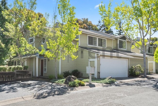 Building Photo - 1225 Oak Hill Ct