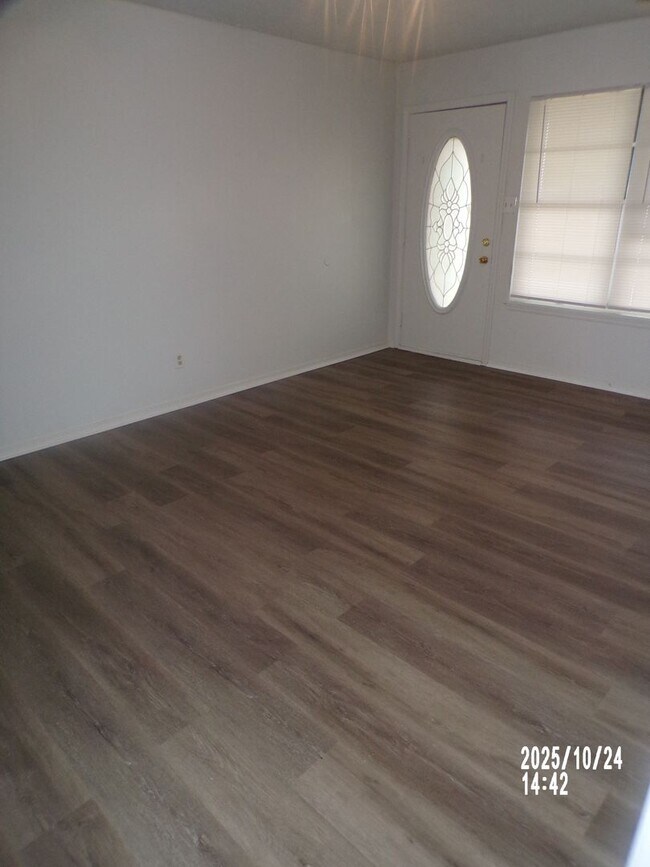 Building Photo - Very Nice home located in the Sullivan Vil...