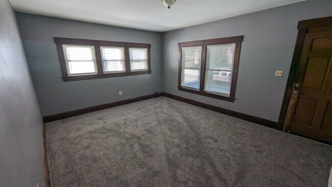 Building Photo - 757 Erie St S