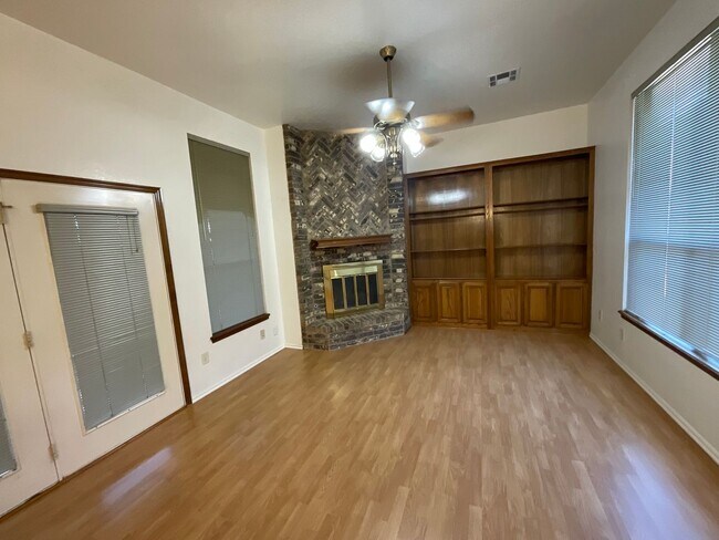 Building Photo - Spacious 3 bed, 2 bath, 2 living areas, 2 car garage