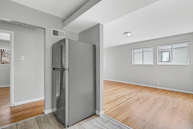 Building Photo - 10765 Spring Garden Dr