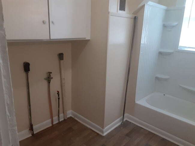 Building Photo - 2Bedroom Home