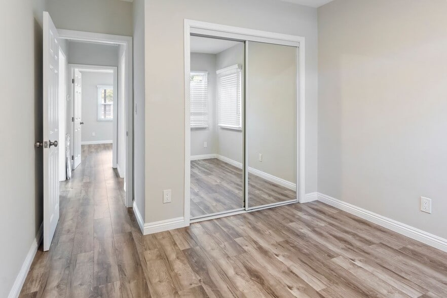 Building Photo - 744 Onarga Ave