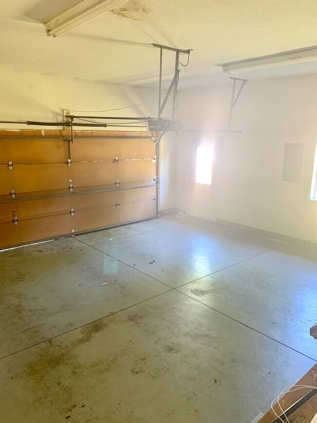 Building Photo - NEWLY Renovated 3 BED/2 BA Home!