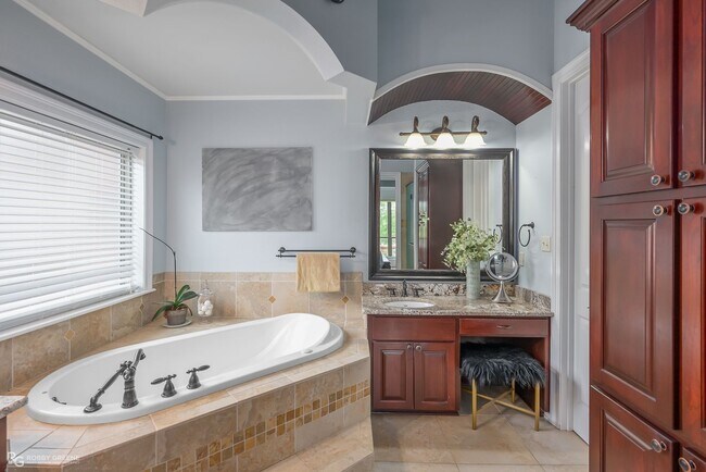 Building Photo - Beautiful Home on the Red River....