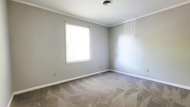 Building Photo - 830 Larch Way