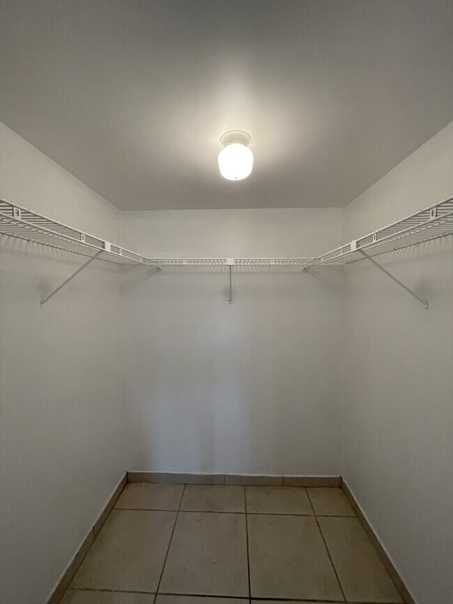 Building Photo - 8000 S Colony Cir
