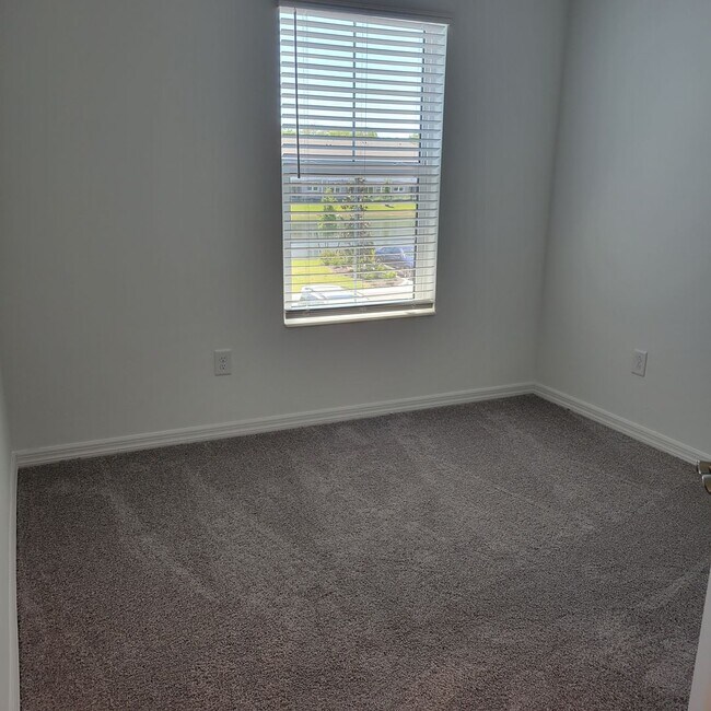 Building Photo - Annual UNfurnished almost BRAND NEW townhome just south of University and Lockwood Ridge!